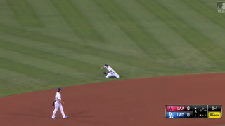 Dodgers' Kike Hernandez Makes Insane Diving Stop & Throw From His Knees